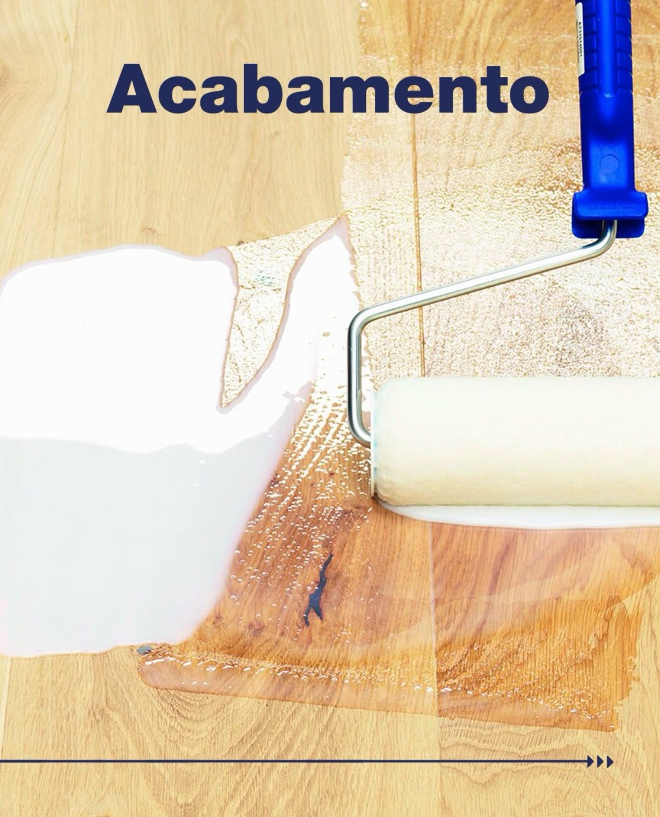 Aplicação de acabamento Bona com rolo sobre piso de madeira